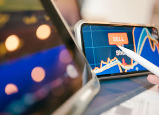 Trader działający na wielu rynkach, analizujący opcje na Bitcoin, Ethereum i rynku forex